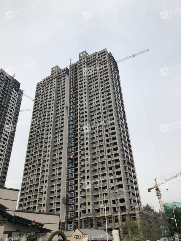 万霖中心城6月工程进度:在建的多栋住宅外墙施工