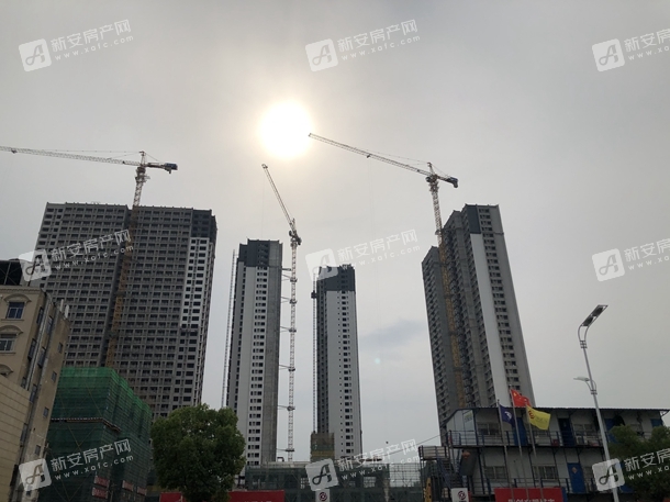 万霖中心城6月工程进度:在建的多栋住宅外墙施工